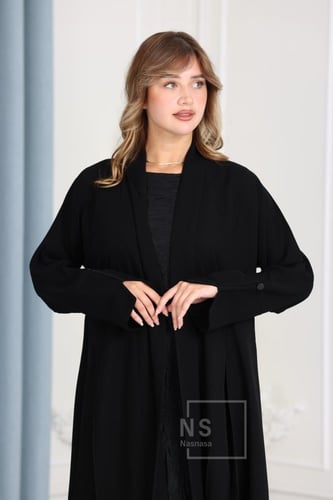 عباية سيراميك بقصّة بوكسات وأزرار معدنية أنيق