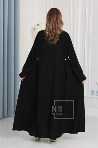 عباية سيراميك بقصّة بوكسات وأزرار معدنية أنيق