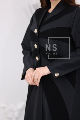 عباية بقصّة البليزر مبطّن بتدخيلة الأسود والزراير...