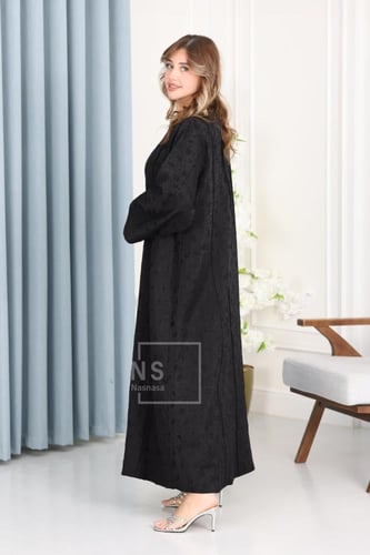 عباية سوداء مخرم مبطن بأزرار فراشة ذهبية