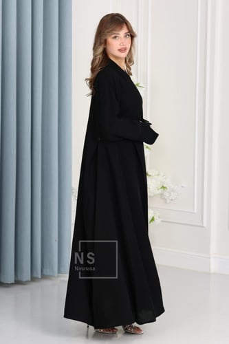 عباية سيراميك بقصّة بوكسات وأزرار معدنية أنيق