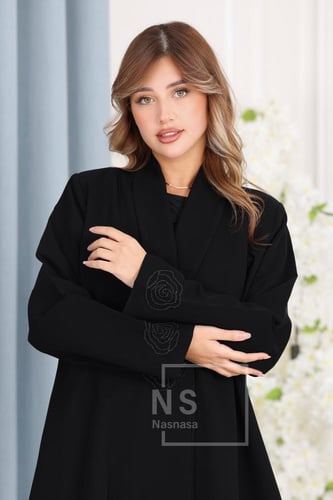 عباية بليزر مع شك ورد ناعم