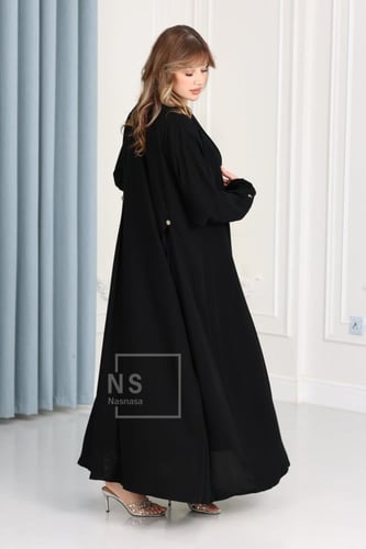 عباية سيراميك بقصّة بوكسات وأزرار معدنية أنيق