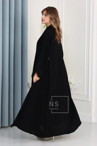 عباية سيراميك بقصّة بوكسات وأزرار معدنية أنيق