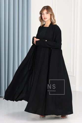 عباية سيراميك بقصّة بوكسات وأزرار معدنية أنيق