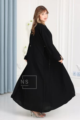 عباية سيراميك بقصّة بوكسات وأزرار معدنية أنيق