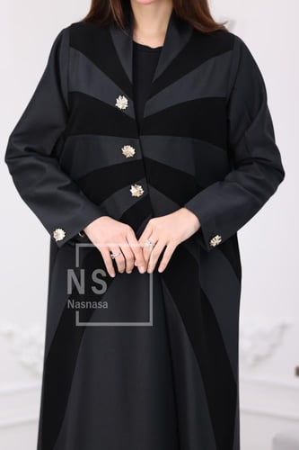 عباية بقصّة البليزر مبطّن بتدخيلة الأسود والزراير...