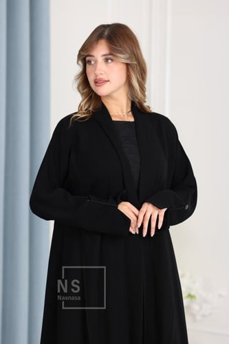 عباية سيراميك بقصّة بوكسات وأزرار معدنية أنيق