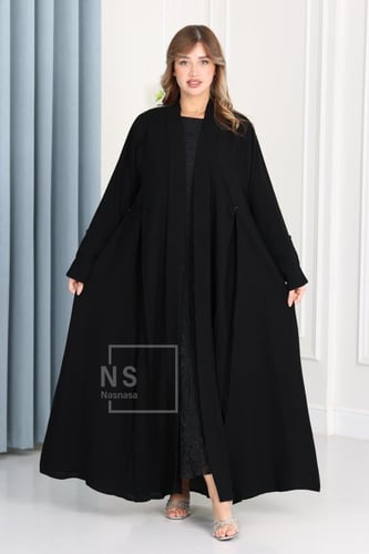 عباية سيراميك بقصّة بوكسات وأزرار معدنية أنيق