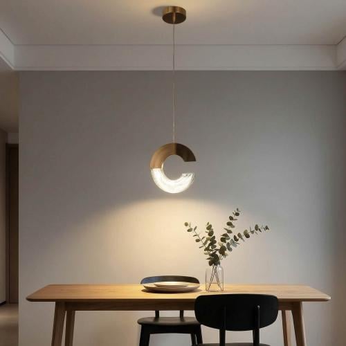علاقي مودرن LED ذهبي بتصميم حلقي حرف C أنيق مع جزء شفاف بملمس فقاعات – ارتفاع 18 سم