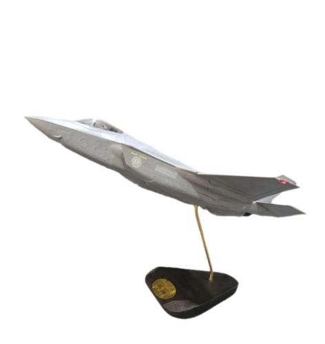 عمل فني احترافي لطائرة F35A - KSA مادة الصنع بلاست...