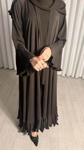 عبايات بزينة متموجة من الأسفل وبالطرحة