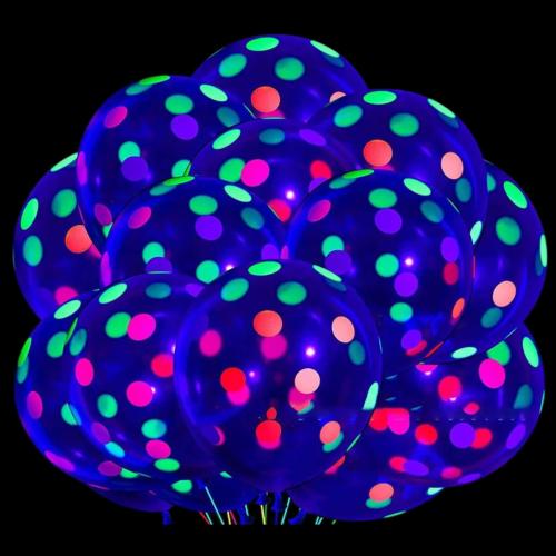 بالون منقط مضيء في الظلام