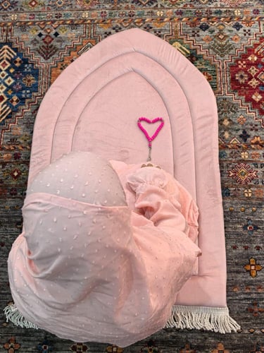 اطقم صلاة بناتي منقط وردي