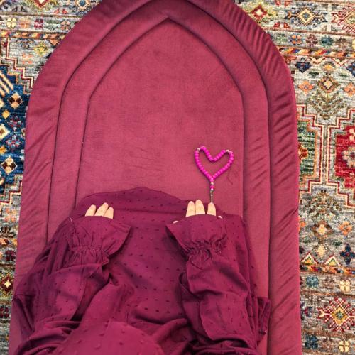 اطقم صلاة بناتي منقط احمر