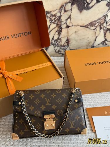 شنطة لويس فيتون Pochette - شنطة كتف لون بني بنقشة مونوغرام