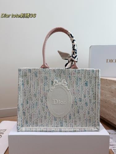 شنطة ديور بوك توت - Book Tote مطرزة