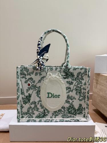 شنطة ديور Book Tote - بوك توت أوف وايت بنقشة خضراء نسائية