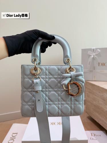 شنطة ديور ليدي Lady - حقيبة كتف لون ازرق فاتح مبطن
