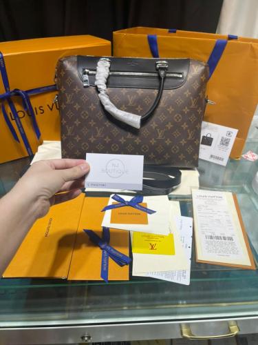 LV شنطة لابتوب