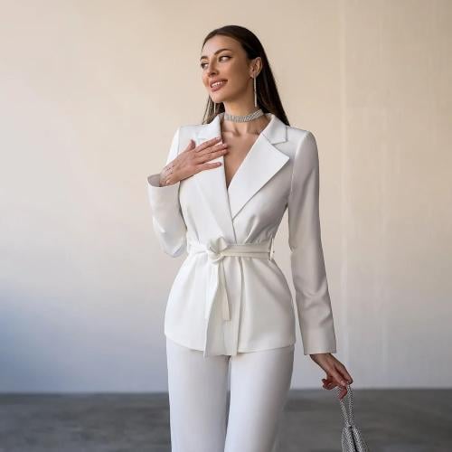 بدلة قطعتين بيضاء