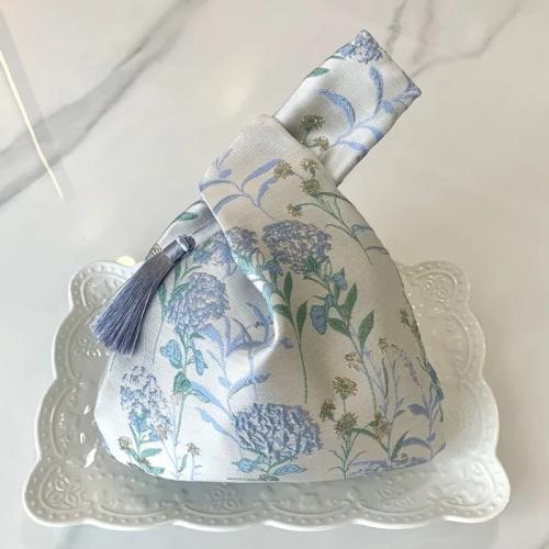 حقيبة كتف مطرزة