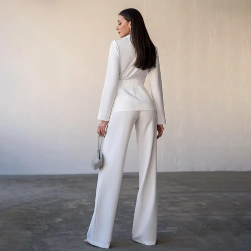 بدلة قطعتين بيضاء