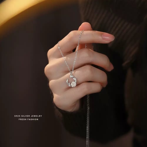 قلادة الوردة البيضاء