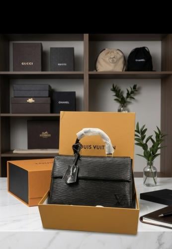 شنطه لويس اسود لامع