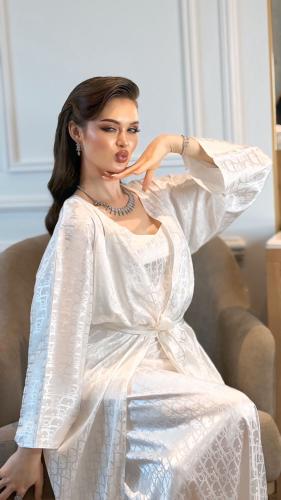 روب Dior ابيض طويل بدون الفستان الداخلي