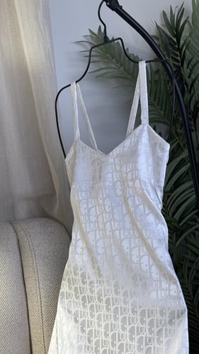 فستان ديور الابيض