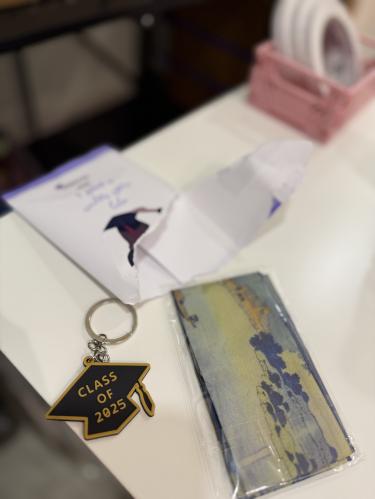 توزيعات التخرج ( سكارف + ميدالية )