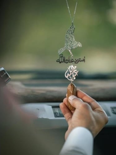 تعليقة سيارة رسمة الصقر مع كسرة العود