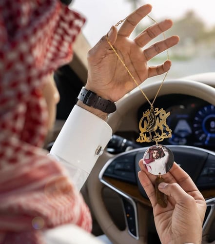 تعليقة سيارة بالاسم والصورة