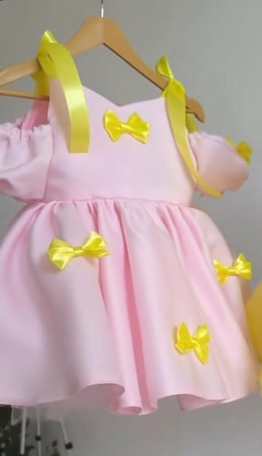 فستان أميرة بالفيونكات الوردية والاصفر