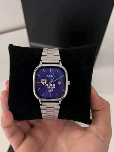 ساعة رجاليه بتصميم شعار الهلال