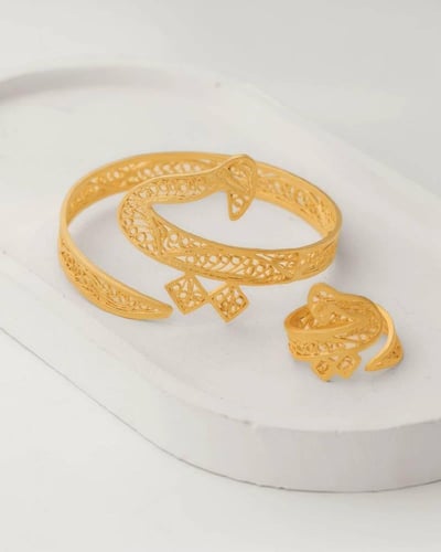 اسواره الحرف مع نقش مميز