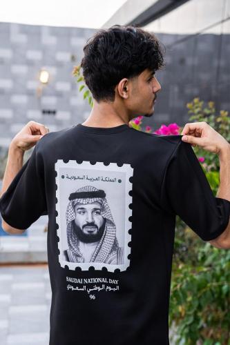تيشيرت اليوم الوطني السعودي أسود بطبعة القيادة