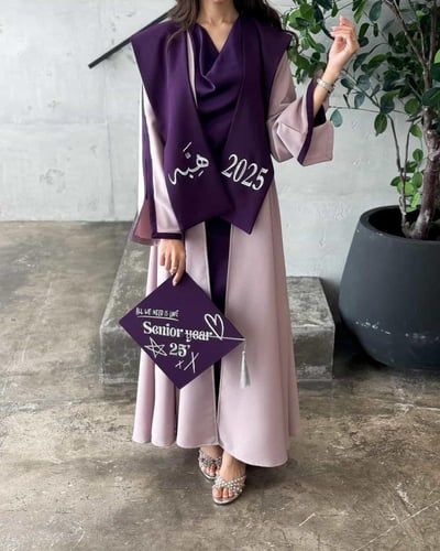 عباية تخرج بتصميم كلاسيكي وجودة عالية