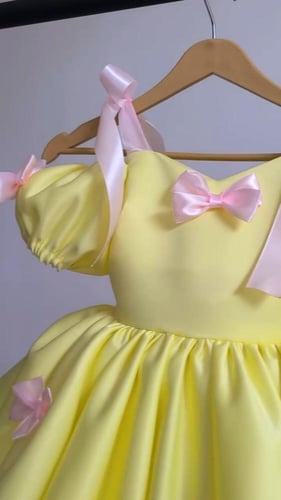 فستان أميرة بالفيونكات الوردية والاصفر