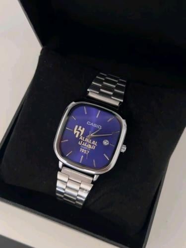 ساعة رجاليه بتصميم شعار الهلال