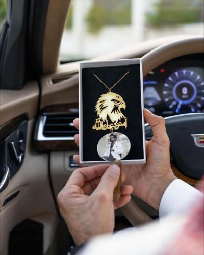 تعليقة سيارة بصوره بكسرة العود بشكل صقر