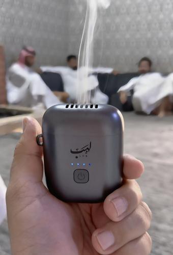 مبخرة الكترونية متنقلة بتصميم انيق مناسبة لانواع البخور والمعمول - اسود