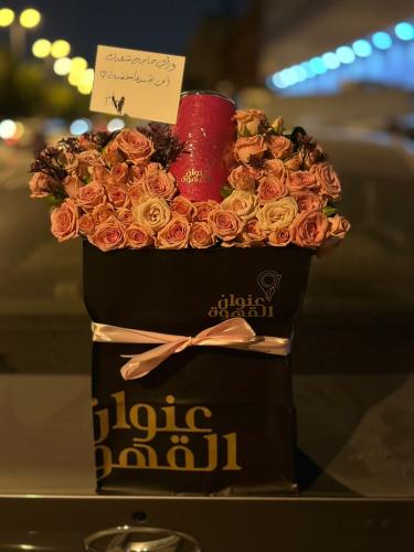 باقة ورد مع مق عنوان القهوة