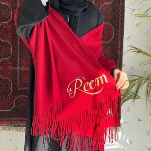 سكارف شتوية احمر بتطريز الاسم