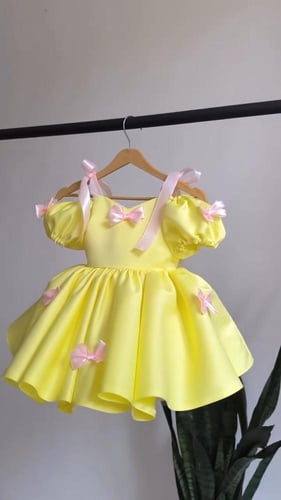 فستان أميرة بالفيونكات الوردية والاصفر