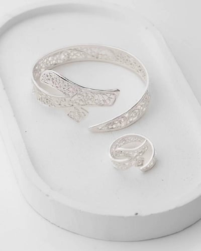 اسواره الحرف مع نقش مميز