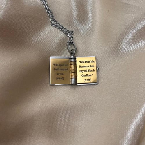 قلادة كتاب جميلة محفورة حسب الطلب