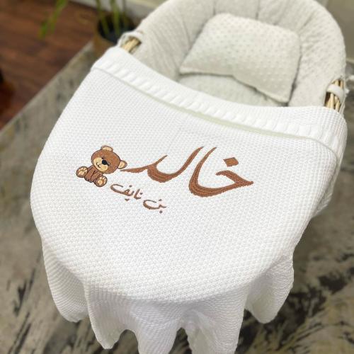 بطانية مواليد مطرزة بالاسم شكل دبدوب