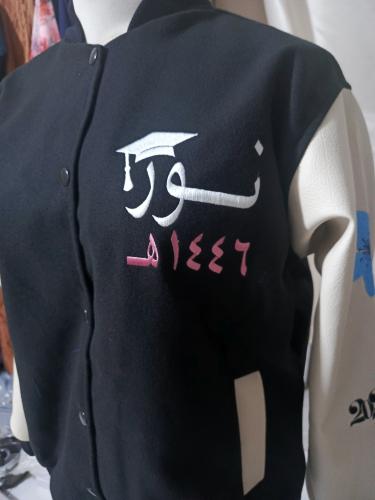 جاكيت نسائي للتخرج قطن بتطريز وأكمام جلد راقية.